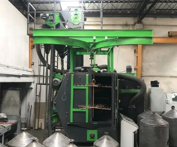 Machine de grenaillage à crochets