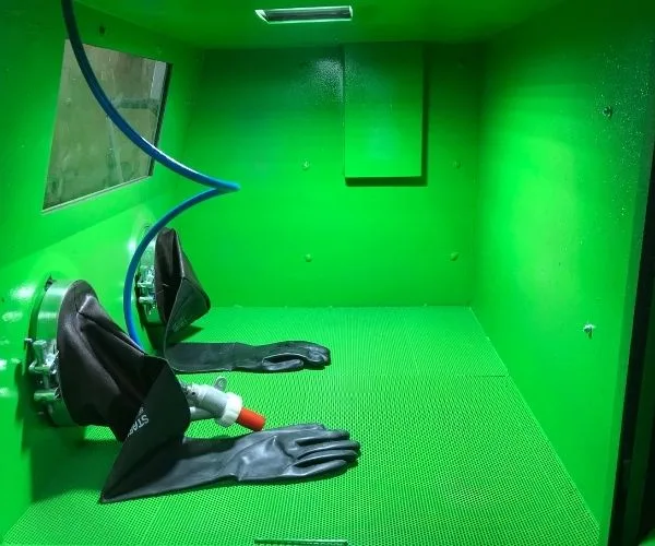 Cabine de sablage à aspiration