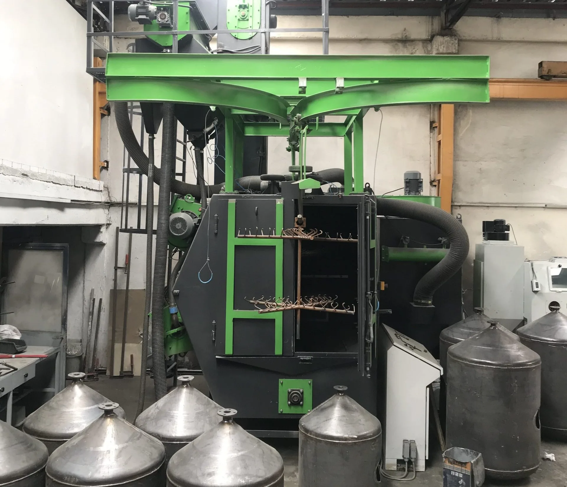 Machine de grenaillage à crochets